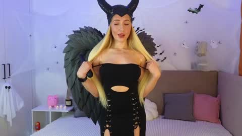 Snapshot of ella__sweety chatting on 10.31.25 Ella online show from 10.31.25