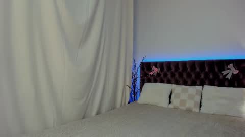 Ella Mayers online show from 02.12.25