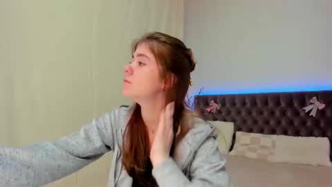 Ella Mayers online show from 03.08.25