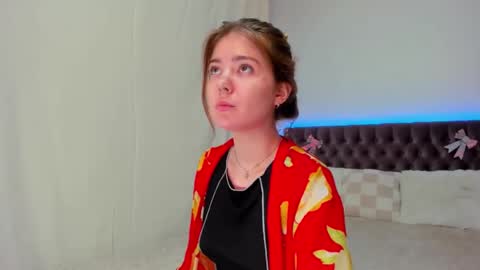 Ella Mayers online show from 03.09.25