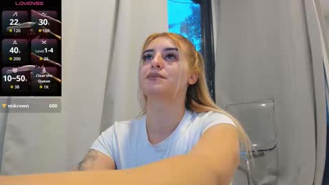 Snapshot of ella_vee chatting on 10.04.25 ella_vee online show from 10.04.25