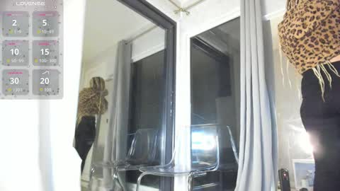 Snapshot of ella_vee chatting on 10.21.25 ella_vee online show from 10.21.25