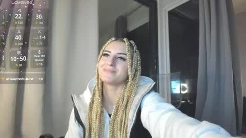 Snapshot of ella_vee chatting on 10.25.25 ella_vee online show from 10.25.25