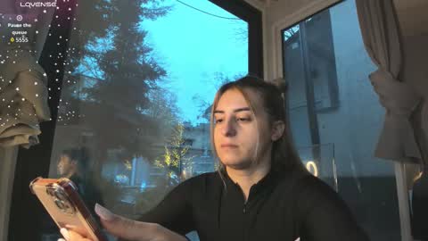 ella_vee online show from 12.05.25