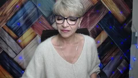Snapshot of ellabonito chatting on 10.17.25 EllaBonito online show from 10.17.25