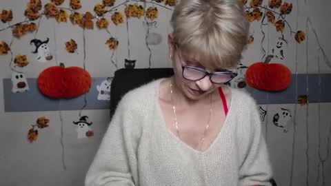 Snapshot of ellabonito chatting on 10.30.25 EllaBonito online show from 10.30.25