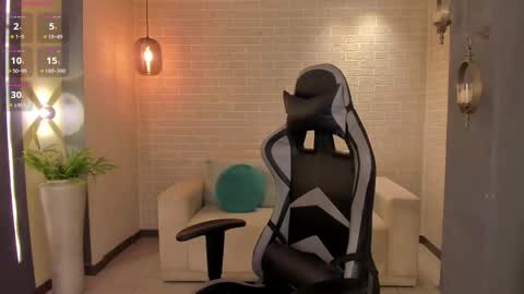 Snapshot of ellaclark chatting on 10.08.25 EllaClark online show from 10.08.25