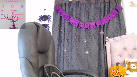 Snapshot of ellajonz chatting on 10.19.25 Ella Amoneth online show from 10.19.25