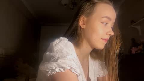 Ella online show from 10.04.25