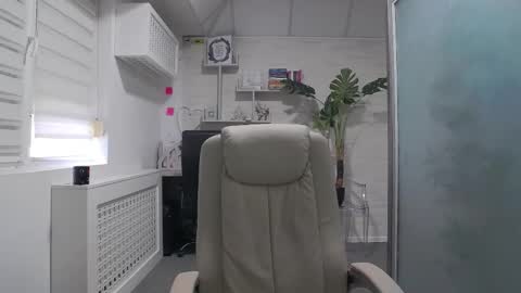 Snapshot of ellamilf chatting on 09.28.25 online show from 09.28.25