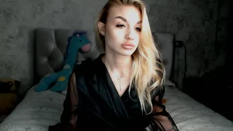 Snapshot of ellamilla chatting on 04.19.26 ellamilla online show from 04.19.26