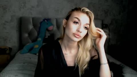 Snapshot of ellamilla chatting on 04.19.26 ellamilla online show from 04.19.26