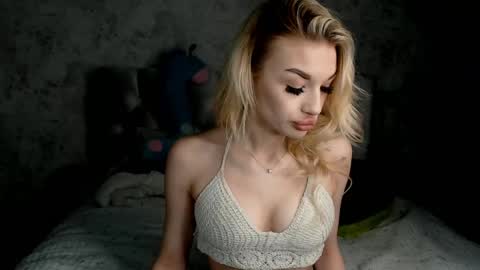 Snapshot of ellamilla chatting on 04.21.26 ellamilla online show from 04.21.26