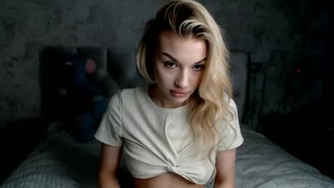 Snapshot of ellamilla chatting on 04.28.26 ellamilla online show from 04.28.26