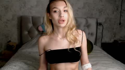 Snapshot of ellamilla chatting on 05.10.26 ellamilla online show from 05.10.26