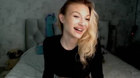 Snapshot of ellamilla chatting on 07.17.26 ellamilla online show from 07.17.26