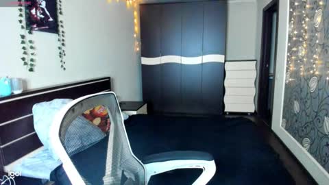 Snapshot of elle_blair chatting on 11.20.25 Luna online show from 11.20.25