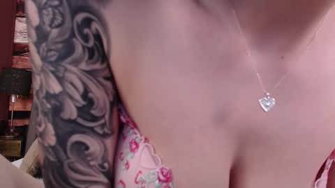 Snapshot of elle_luv chatting on 02.13.26 Elle online show from 02.13.26