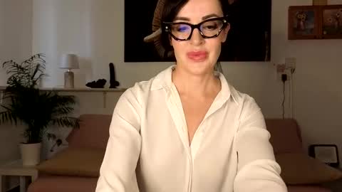 Snapshot of elle_melle chatting on 09.10.25 elle_melle online show from 09.10.25