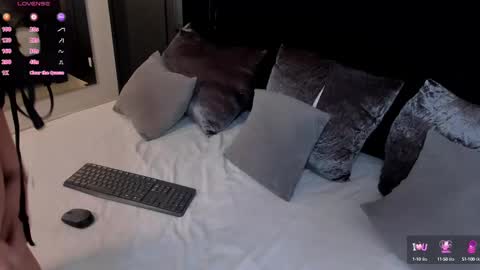 Snapshot of ellen_grace chatting on 10.05.25 Ellen online show from 10.05.25