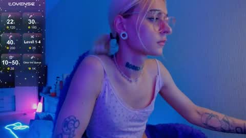 Snapshot of elli_26 chatting on 08.03.26 Ellie online show from 08.03.26