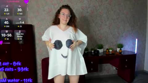 Snapshot of ellie_coy_ chatting on 10.30.25 Ellie online show from 10.30.25