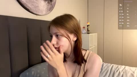 Snapshot of ellie_hollow chatting on 09.24.25 Ellie online show from 09.24.25