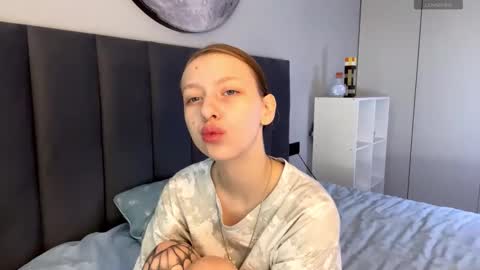 Snapshot of ellie_hollow chatting on 09.30.25 Ellie online show from 09.30.25