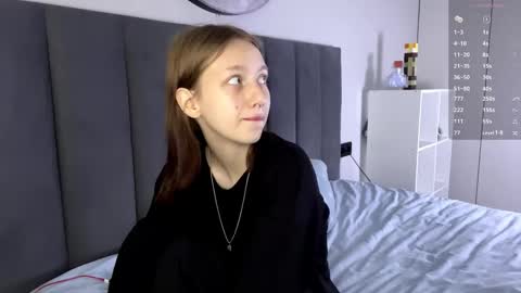 Snapshot of ellie_hollow chatting on 10.03.25 Ellie online show from 10.03.25