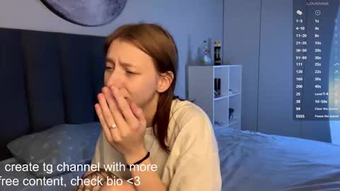 Snapshot of ellie_hollow chatting on 11.06.25 Ellie online show from 11.06.25