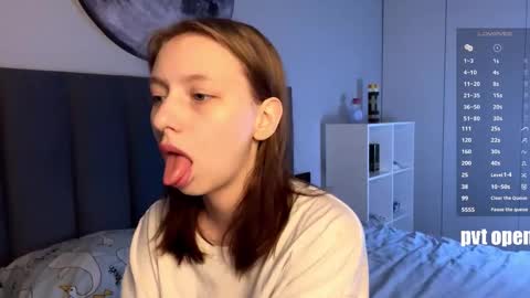 Snapshot of ellie_hollow chatting on 11.07.25 Ellie online show from 11.07.25