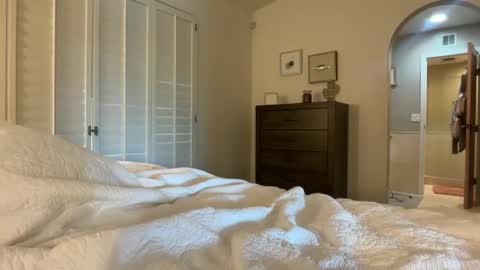 ellie  online show from 02.25.26