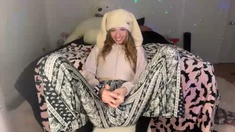 Snapshot of ellieluvs chatting on 10.29.25 ellie online show from 10.29.25