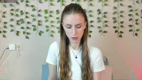 Snapshot of ellierough chatting on 06.18.26 ellierough online show from 06.18.26
