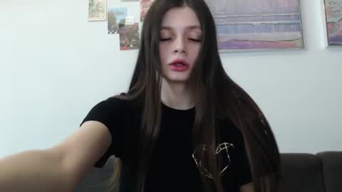 Snapshot of elliewalkersdreamgirl chatting on 03.04.25 Effie1818 online show from 03.04.25