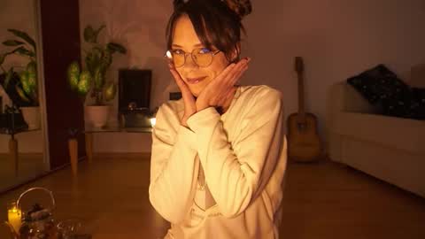 Snapshot of elly_fry chatting on 10.01.25 Art Place online show from 10.01.25