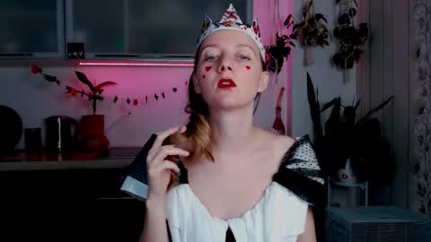 elly_helly online show from 10.31.25