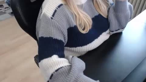 Snapshot of elly_petite chatting on 09.26.25 Elly online show from 09.26.25