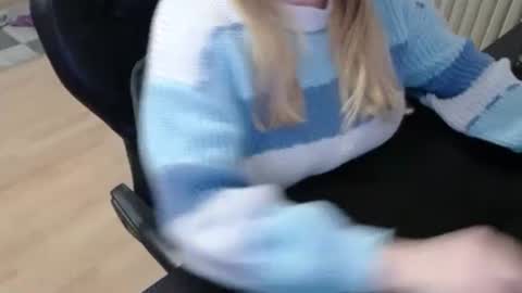 Snapshot of elly_petite chatting on 10.16.25 Elly online show from 10.16.25