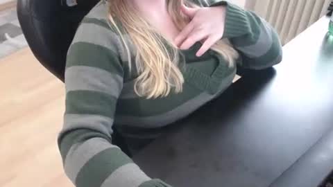 Snapshot of elly_petite chatting on 10.21.25 Elly online show from 10.21.25