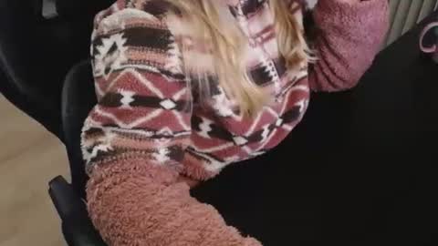 Snapshot of elly_petite chatting on 10.25.25 Elly online show from 10.25.25