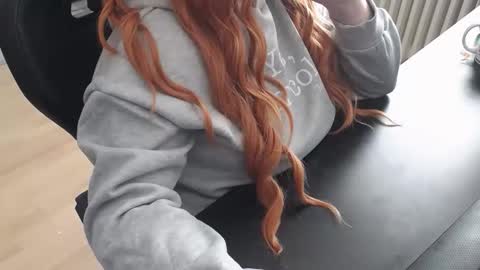 Snapshot of elly_petite chatting on 10.30.25 Elly online show from 10.30.25