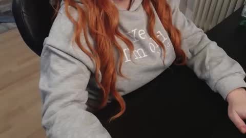 Snapshot of elly_petite chatting on 10.31.25 Elly online show from 10.31.25