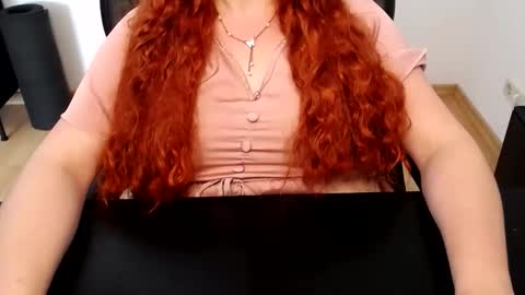 Snapshot of elly_petite chatting on 06.05.26 Elly online show from 06.05.26