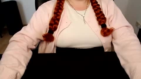 Snapshot of elly_petite chatting on 06.12.26 Elly online show from 06.12.26