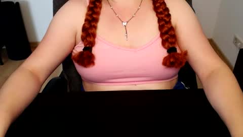 Snapshot of elly_petite chatting on 06.19.26 Elly online show from 06.19.26