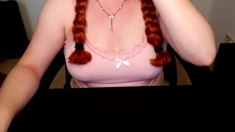 Snapshot of elly_petite chatting on 06.28.26 Elly online show from 06.28.26