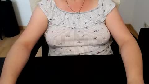 Snapshot of elly_petite chatting on 06.29.26 Elly online show from 06.29.26