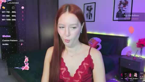 Snapshot of ellypeach chatting on 10.01.25 EllyPeach online show from 10.01.25
