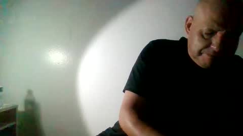 Snapshot of elmario24 chatting on 10.28.25 elmario24 online show from 10.28.25